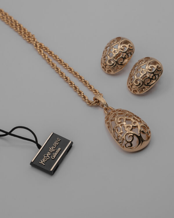 DSC_2388 Komplet Yves Saint Laurent – złote klipsy i naszyjnik