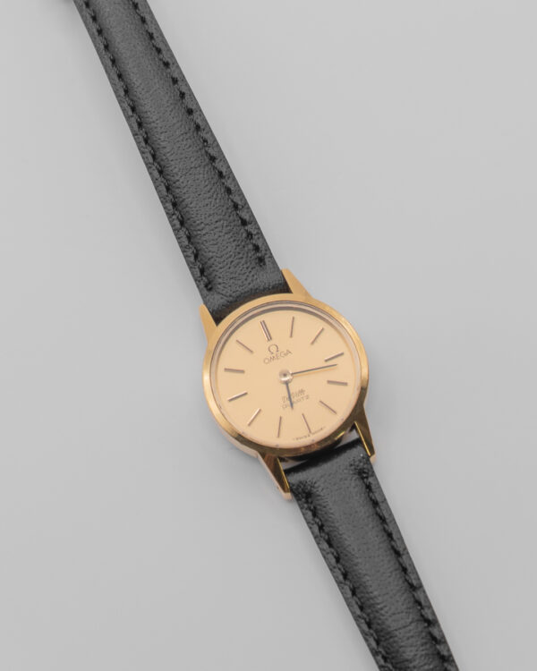 Zegarek Omega na czarnym pasku