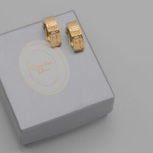 Klipsy Christian Dior – złota forma z tłoczonym logo
