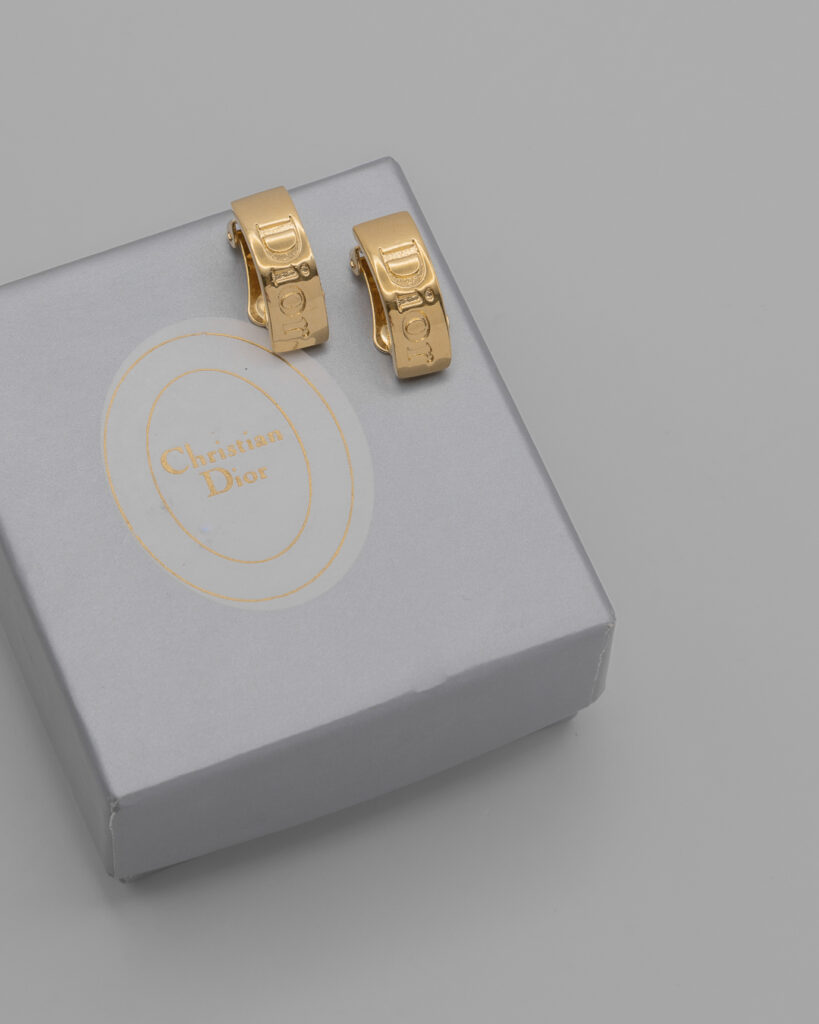 Klipsy Christian Dior – złota forma z tłoczonym logo