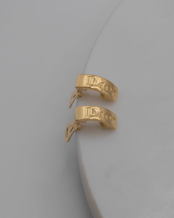 Klipsy Christian Dior – złota forma z tłoczonym logo