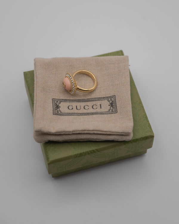 DSC_5439 Pierścionek Gucci – różowy kamień w aureoli kryształó