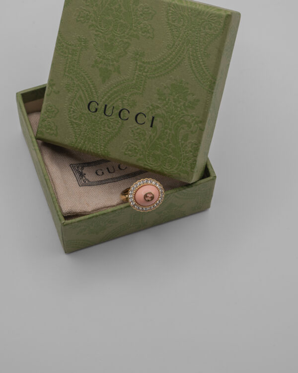DSC_5444 Pierścionek Gucci – różowy kamień w aureoli kryształó