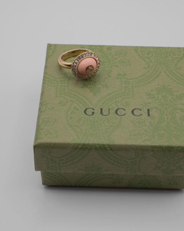 DSC_5446 Pierścionek Gucci – różowy kamień w aureoli kryształó