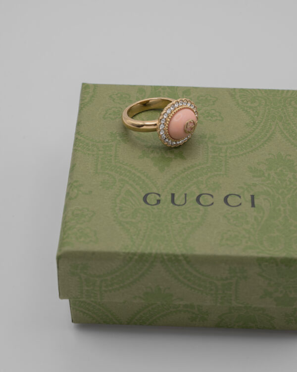 DSC_5448 Pierścionek Gucci – różowy kamień w aureoli kryształó