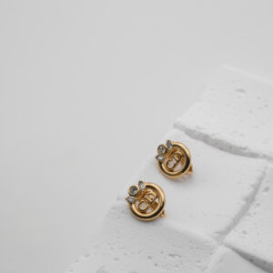 Klipsy Christian Dior – złoty monogram CD z kryształami