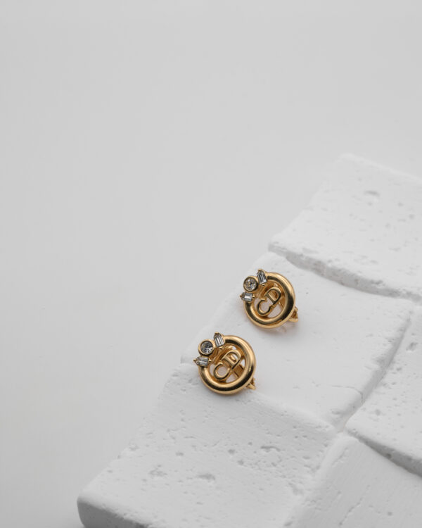 Klipsy Christian Dior – złoty monogram CD z kryształami
