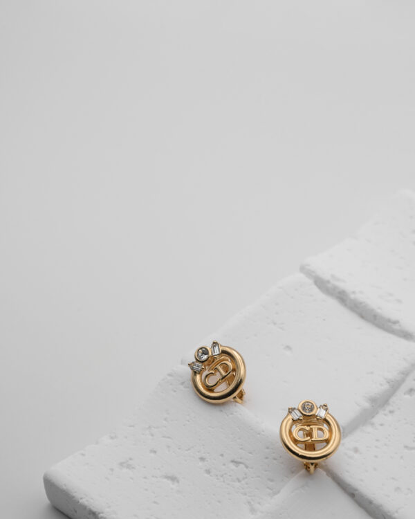 Klipsy Christian Dior – złoty monogram CD z kryształami