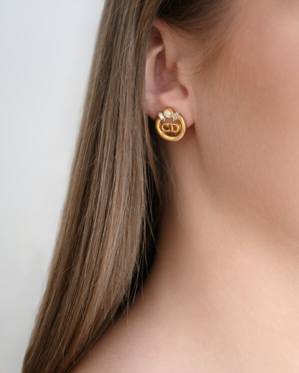 Klipsy Christian Dior – złoty monogram CD z kryształami