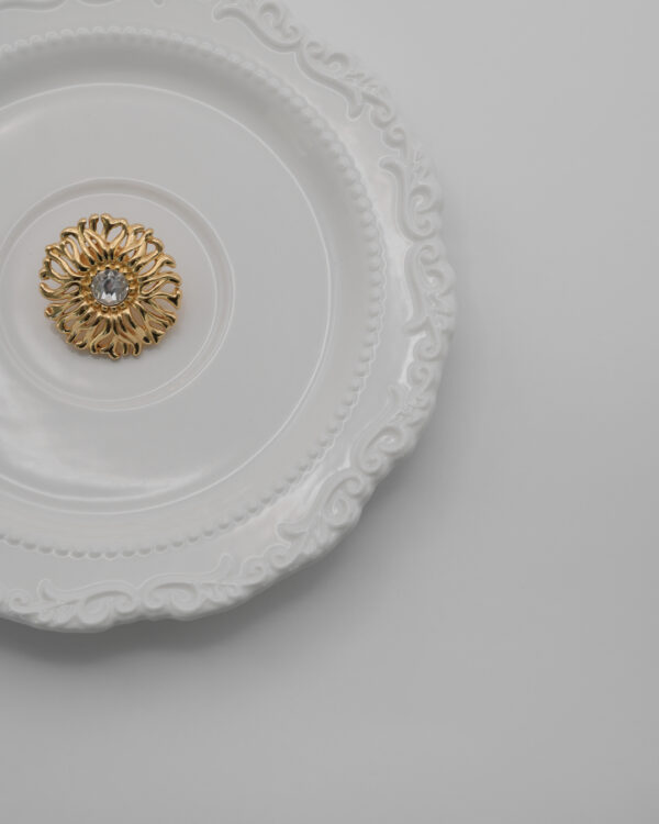 Pin Christian Dior – złota rozetka z kryształem