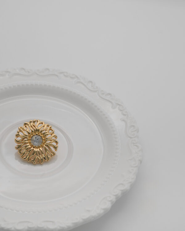 Pin Christian Dior – złota rozetka z kryształem