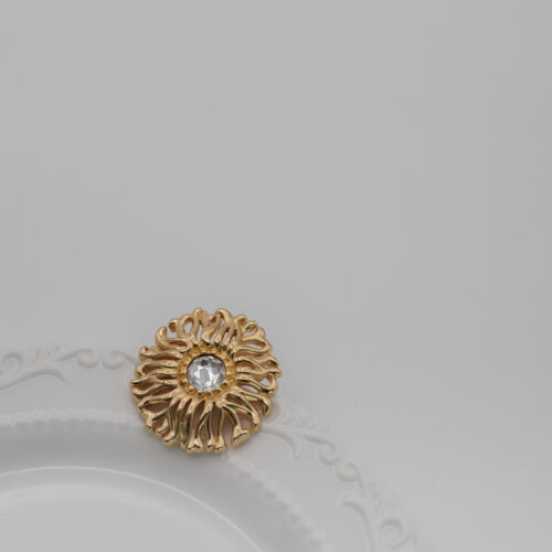 Pin Christian Dior – złota rozetka z kryształem