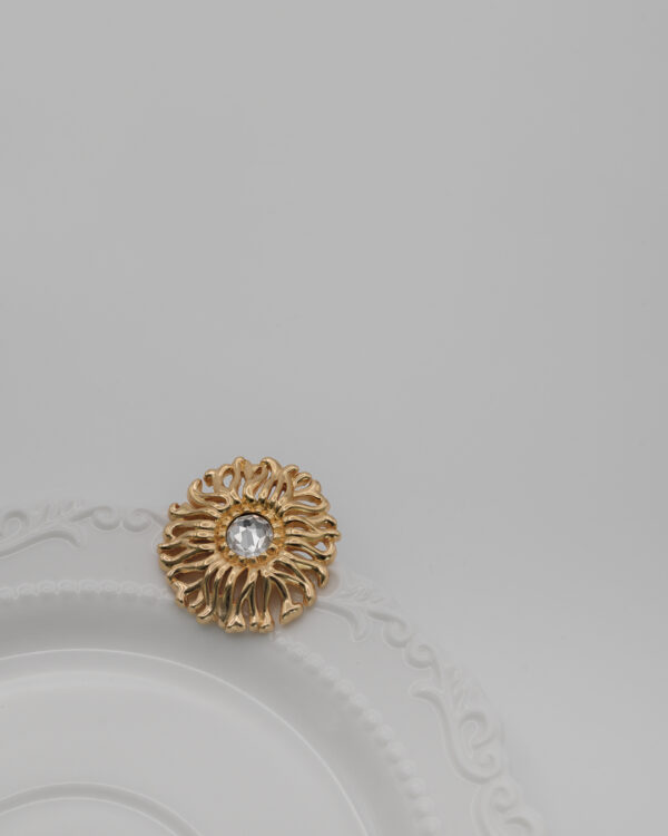 Pin Christian Dior – złota rozetka z kryształem