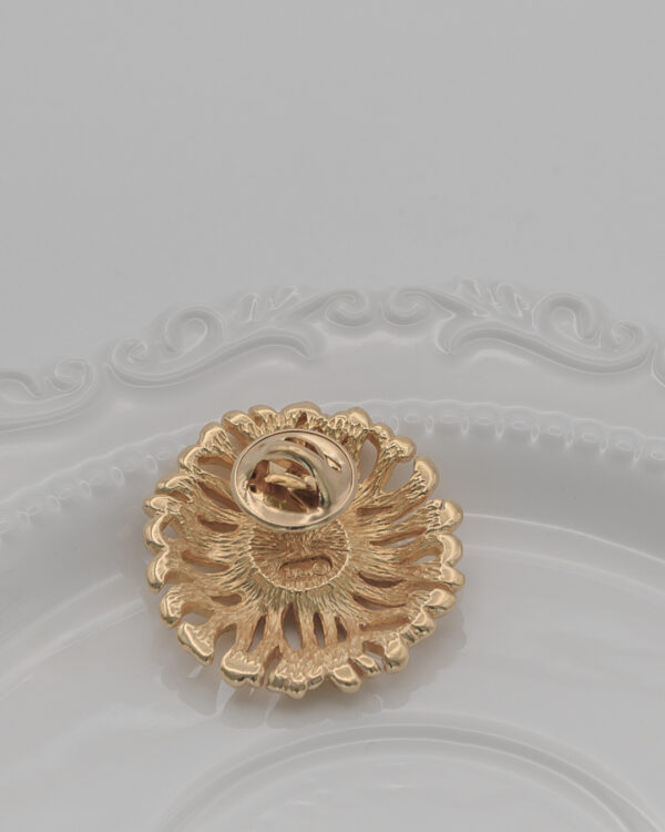 Pin Christian Dior – złota rozetka z kryształem