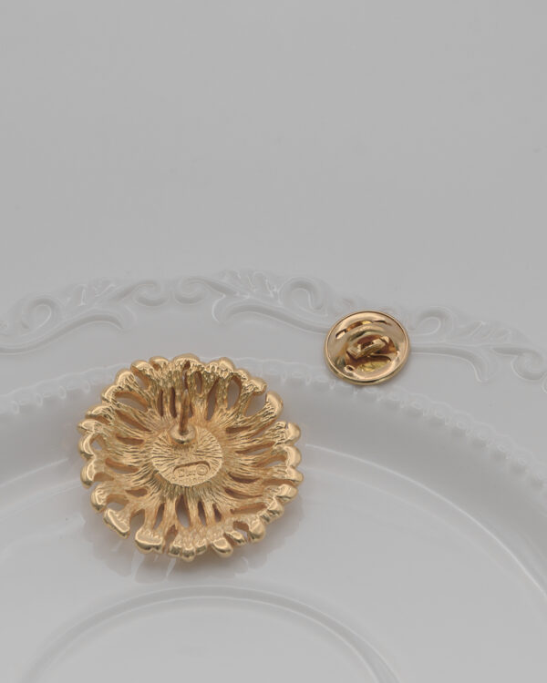 Pin Christian Dior – złota rozetka z kryształem