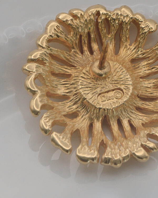 Pin Christian Dior – złota rozetka z kryształem