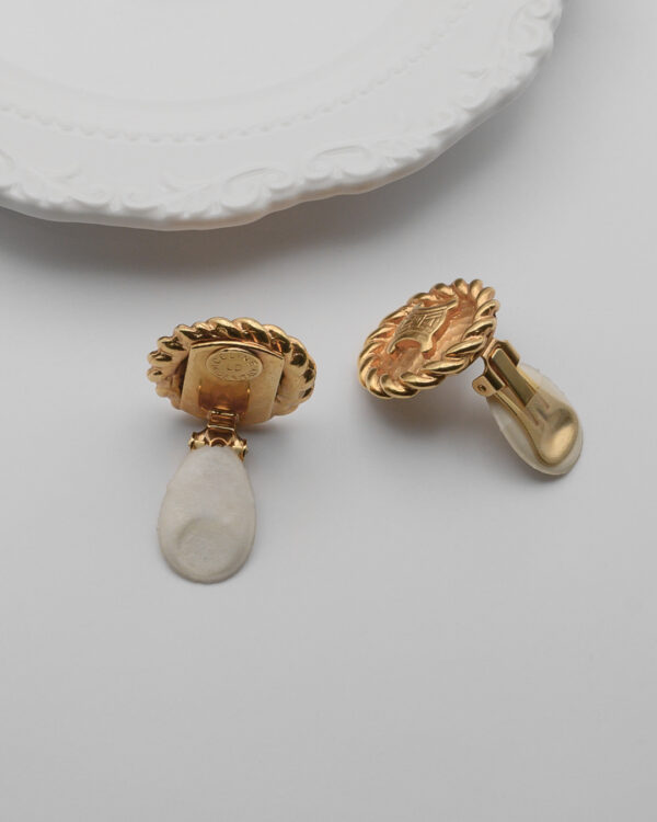 KLIPSY 11 Klipsy Céline – złote medaliony z monogramem