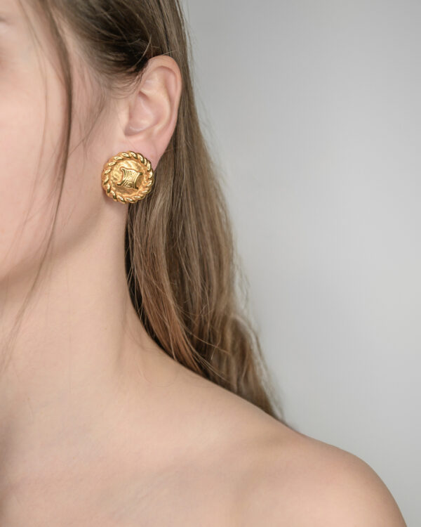 KLIPSY 14 Klipsy Céline – złote medaliony z monogramem