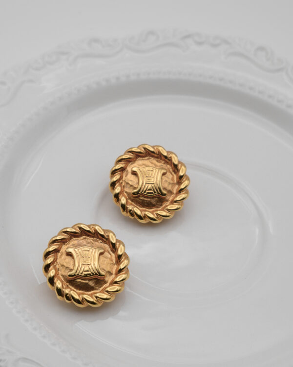 KLIPSY 6 Klipsy Céline – złote medaliony z monogramem