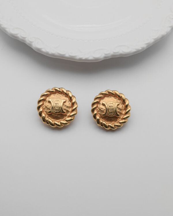 KLIPSY 8 Klipsy Céline – złote medaliony z monogramem