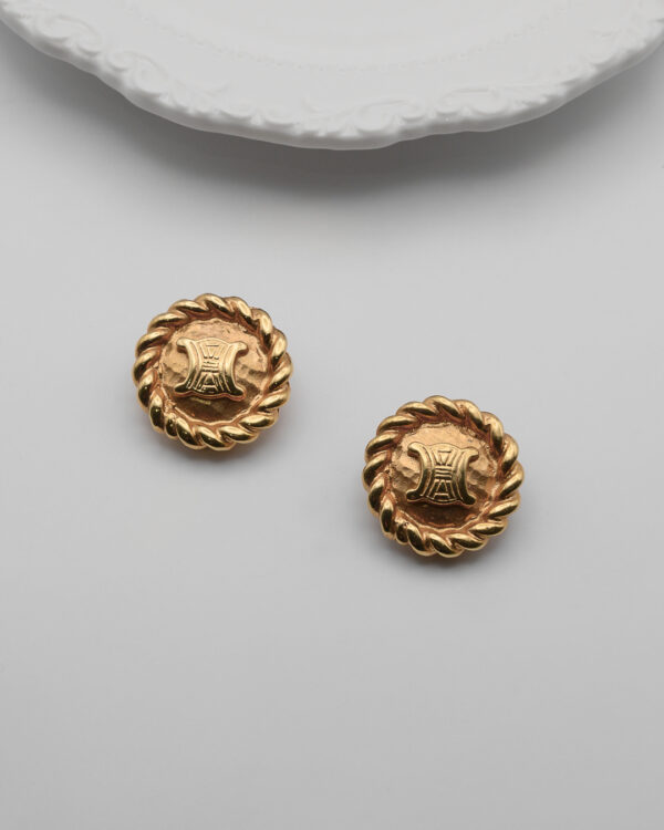 KLIPSY 9 Klipsy Céline – złote medaliony z monogramem