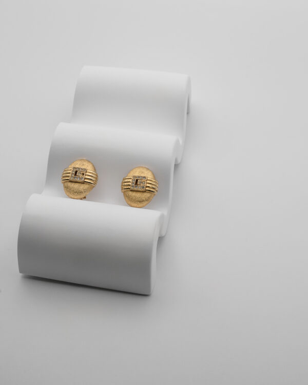 Klipsy Givenchy – złote owalne z geometrycznym detalem