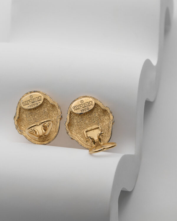 Klipsy Givenchy – złote owalne z geometrycznym detalem