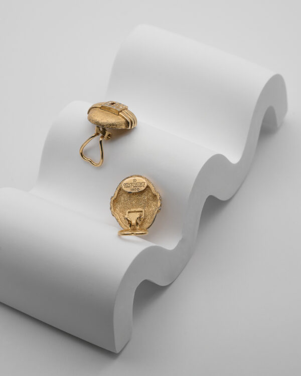 Klipsy Givenchy – złote owalne z geometrycznym detalem