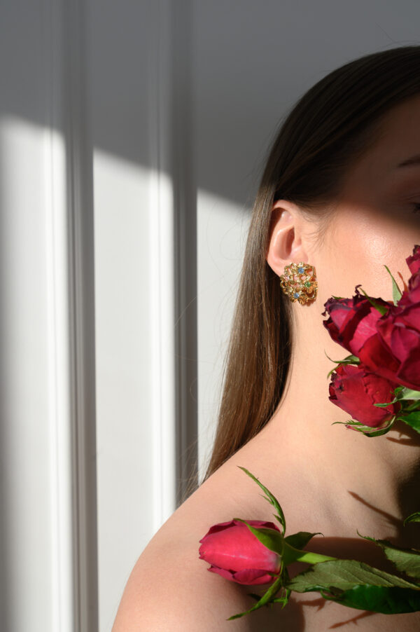 Klipsy Yves Saint Laurent – złote kwiaty z kryształami