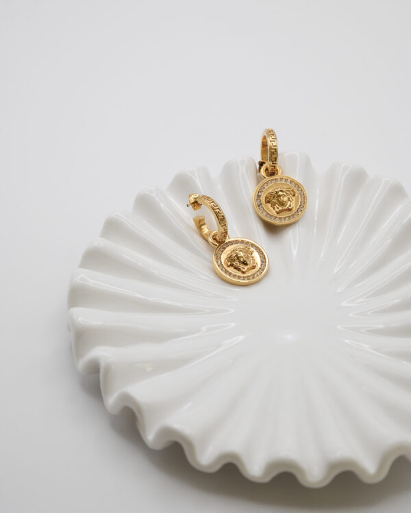 Kolczyki Versace – złote medaliony z Meduzą