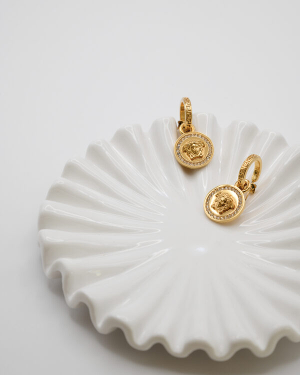 Kolczyki Versace – złote medaliony z Meduzą