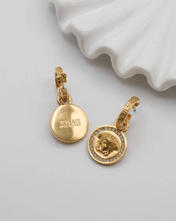 Kolczyki Versace – złote medaliony z Meduzą