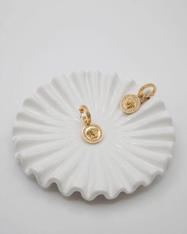 Kolczyki Versace – złote medaliony z Meduzą