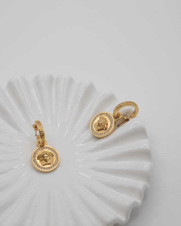 Kolczyki Versace – złote medaliony z Meduzą