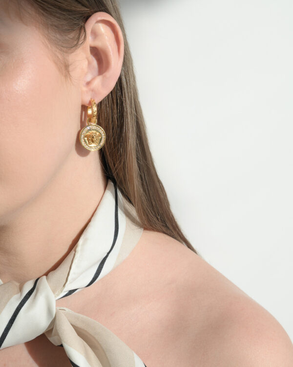 Kolczyki Versace – złote medaliony z Meduzą