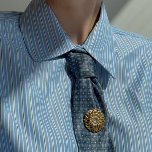 Pin Christian Dior – złota rozetka z kryształem