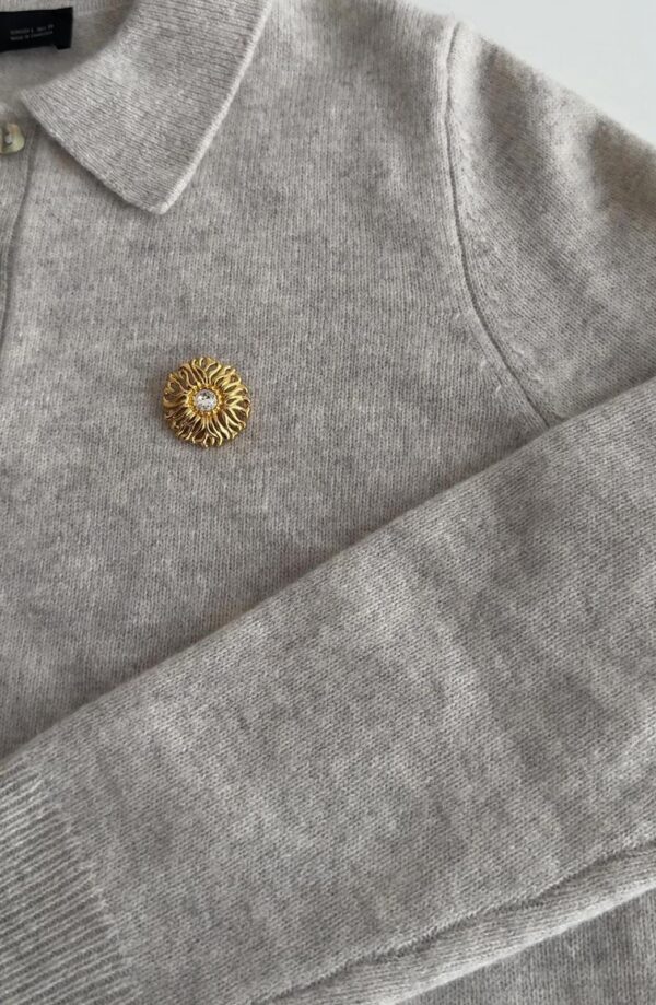 Pin Christian Dior – złota rozetka z kryształem