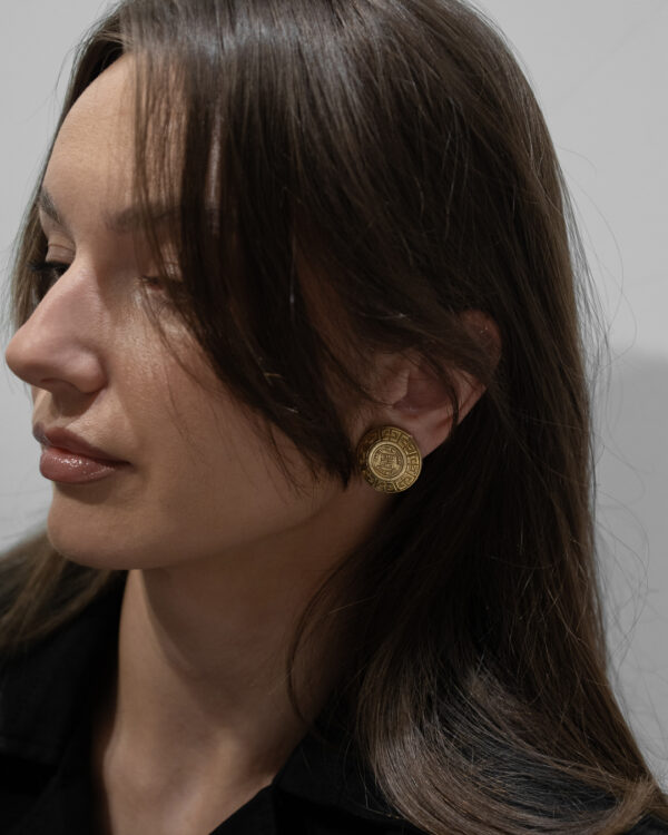 Klipsy Givenchy – okrągłe z tłoczonym ornamentem