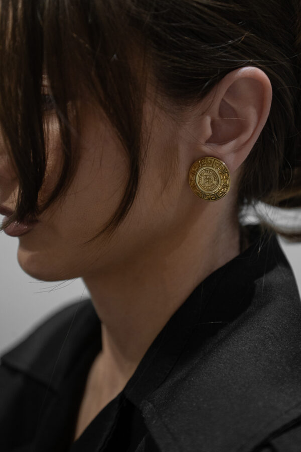 Klipsy Givenchy – okrągłe z tłoczonym ornamentem