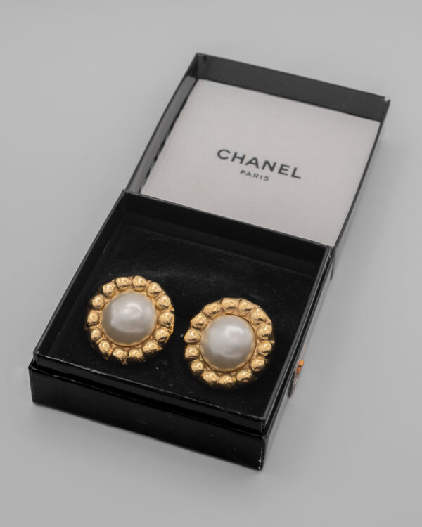 Masywne Klipsy CHANEL z perłą o średnicy ok. 3 cm