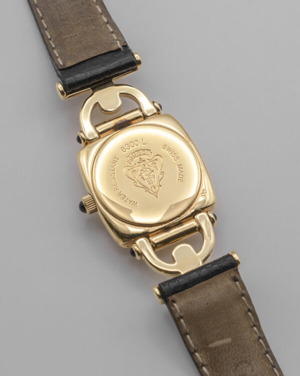 Złocony zegarek Gucci z czarną tarczą, lata 90/2000, motyw horsebit