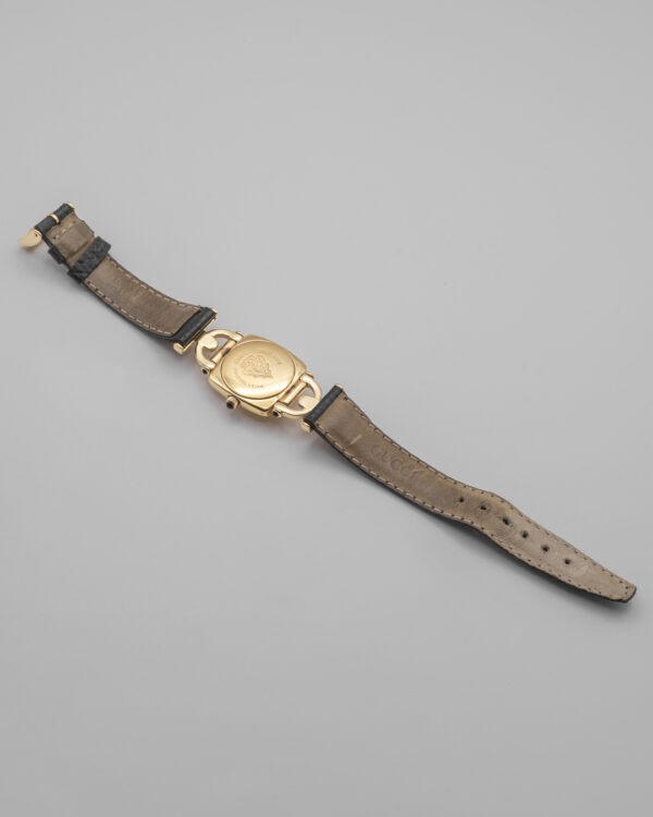 Złocony zegarek Gucci z czarną tarczą, lata 90/2000, motyw horsebit