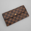 Portfel Louis Vuitton Damier Ebene – klasyczna szachownica i złote zapięcie