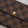 Portfel Louis Vuitton Damier Ebene – klasyczna szachownica i złote zapięcie