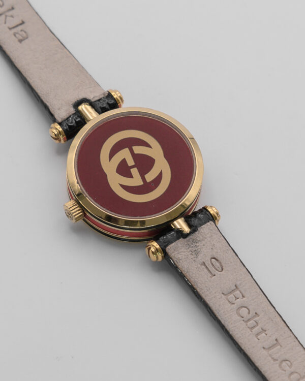 Zegarek Gucci  – złocony zegarek z rzymskimi indeksami na czarnym pasku lata 80./90.