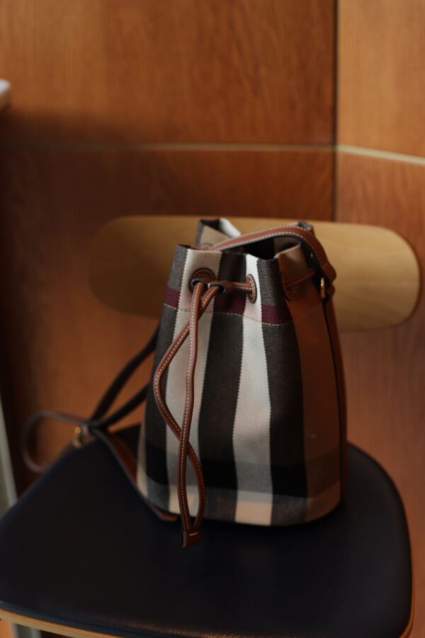 Skórzana nowa torebka Burberry w kratę – worek, crossbody