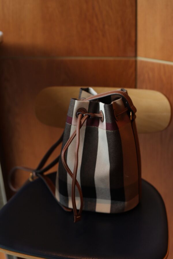 Skórzana nowa torebka Burberry w kratę – worek, crossbody