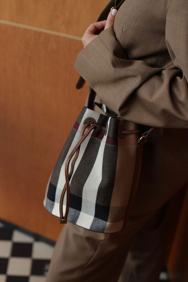 Skórzana nowa torebka Burberry w kratę – worek, crossbody