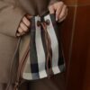 Skórzana nowa torebka Burberry w kratę – worek, crossbody