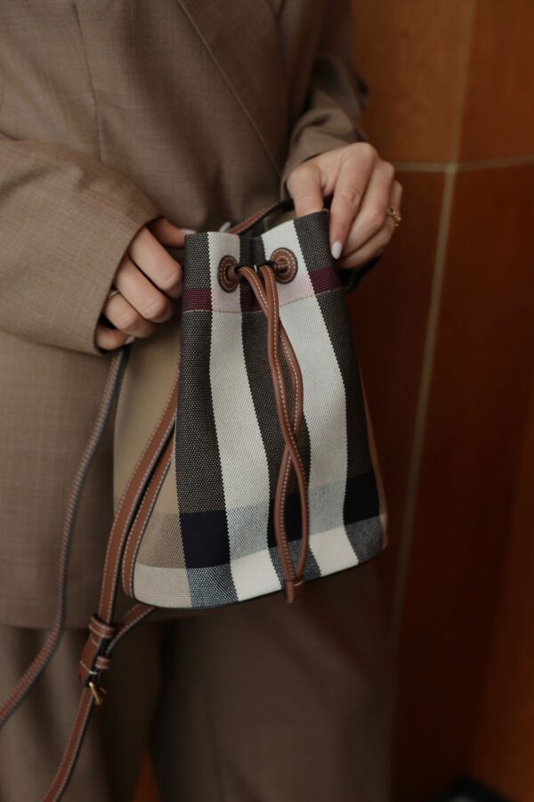 Skórzana nowa torebka Burberry w kratę – worek, crossbody